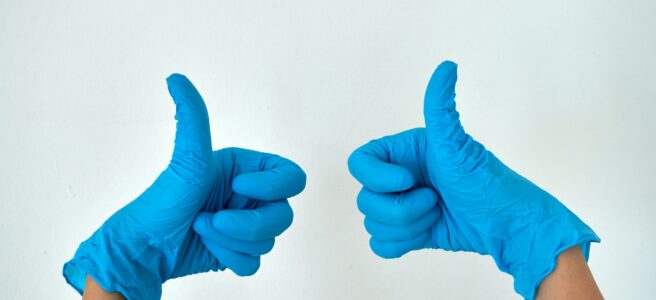 2 Hände in blauen Plastikhandschuhen mit Leichtigkeit entrümpeln