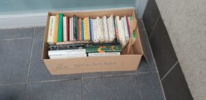 Bücher wegwerfen Bücher in Box mit Aufschrift Zu Verschenken